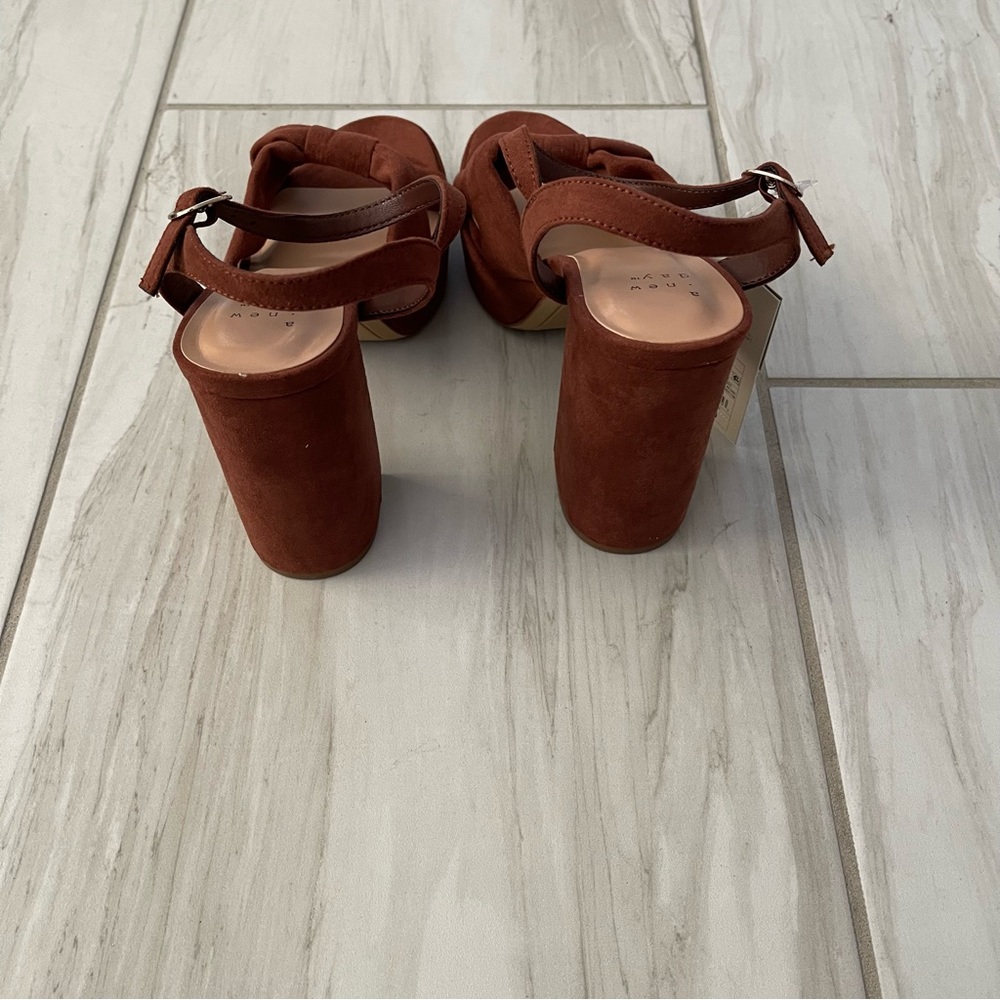 🤎NWT Platform Suede Heels🤎 - Picture 4 of 6